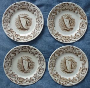 Vaisselle : ensemble de quatre assiettes avec illustration de la chute Montmorency en été. Fabriquées par Royal Doulton vers 1900.