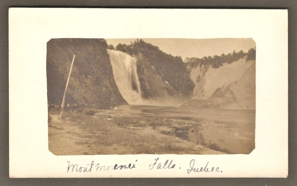 Carte postale de type photo réelle datant des années 1910-1920 montrant la chute Montmorency.