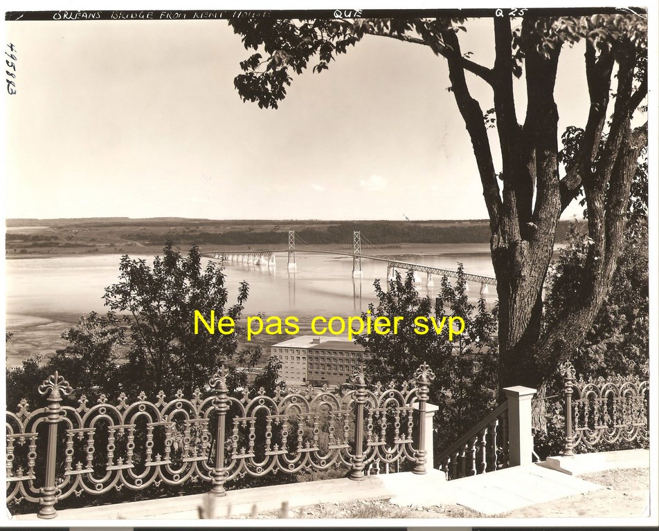 Photographie montrant, en contrebas, la Dominion Textile et le pont de l'île d'Orléans. Elle date du 18 avril 1939.