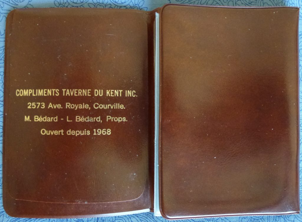 Porte-cartes promotionnel de la Taverne du Kent Inc. Celle-ci a été ouverte en 1968. Elle a été longtemps la propriété de MM. Michel et Laurent Bédard et était située juste à côté du site de la chute Montmorency, à quelques pas de la rivière. À noter l'adresse dans la municipalité de Courville.