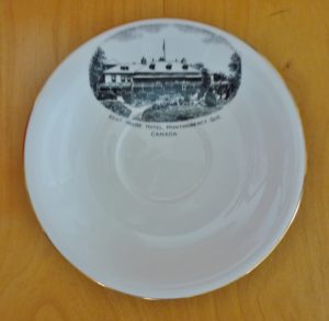 Chute Montmorency vaisselle : soucoupe souvenir avec illustration de l'hôtel Kent House. Datant probablement des années 1920.