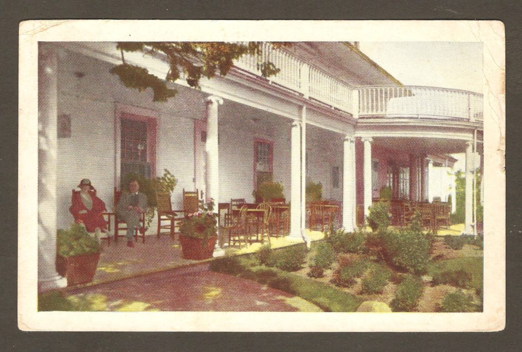 Carte postale portant le cachet postal de Saint-Louis-de-Courville daté du 10 septembre 1937. Sur l'illustration, on voit un couple assis sur la véranda en façade de l'hôtel Kent House.