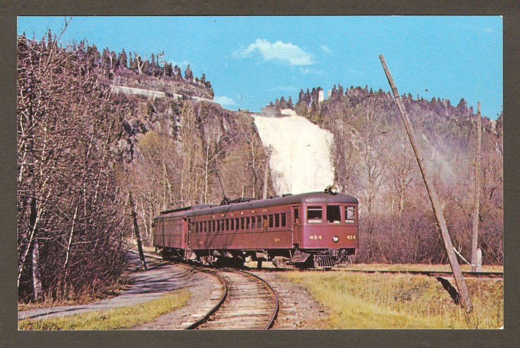 Le tramway n° 454, revenant du demi-tour au pied de la chute Montmorency vers 1959. (C'est cette année-là que le service s'est terminé.) Le texte au verso (en anglais) nous apprend que ce tramway a été construit par la Ottawa Car Company, en 1930. Il a été acquis après sa mise hors service, par le Seashore Trolley Museum, de Kennebunkport, Maine.