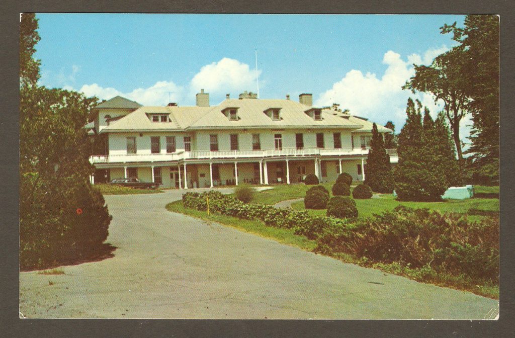Carte postale : La Maison Montmorency à Courville, vers 1965