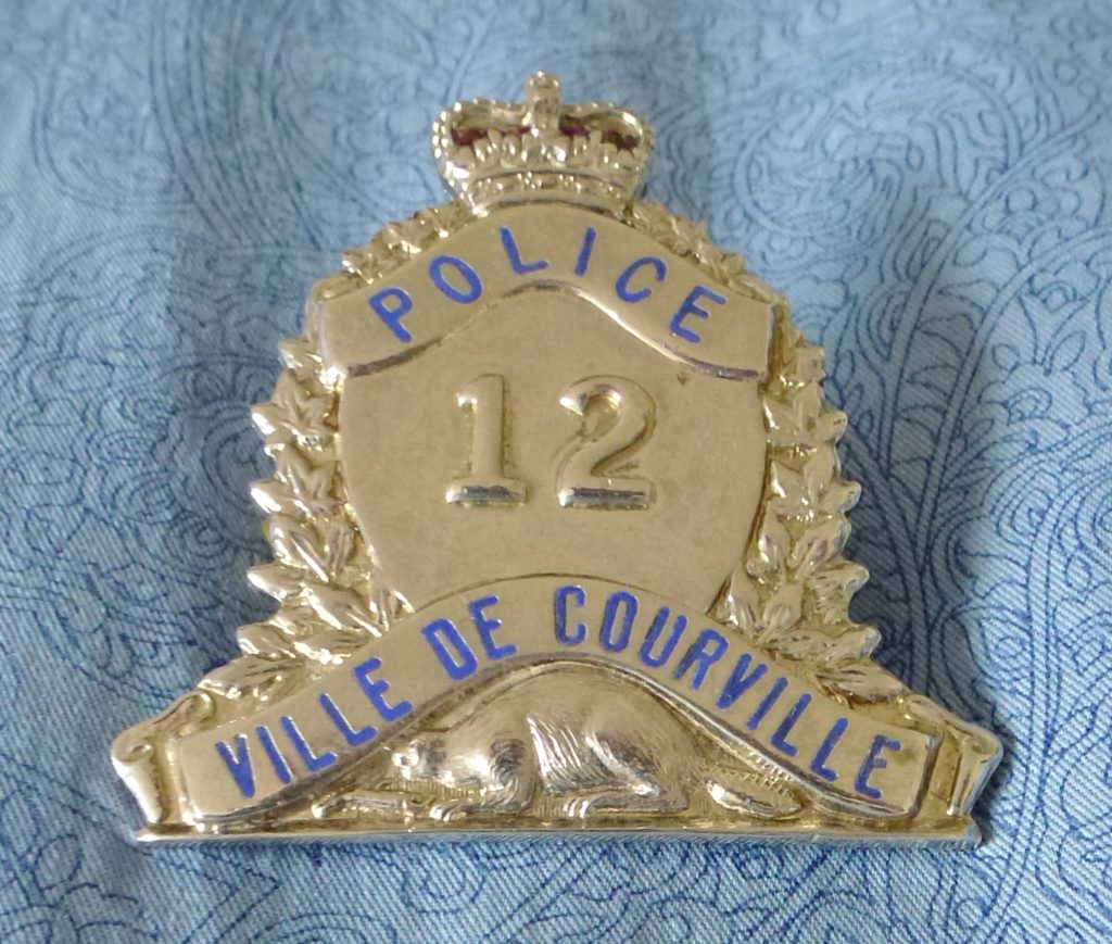 Insigne de casquette d'un policier de Courville, dans les années 1960.