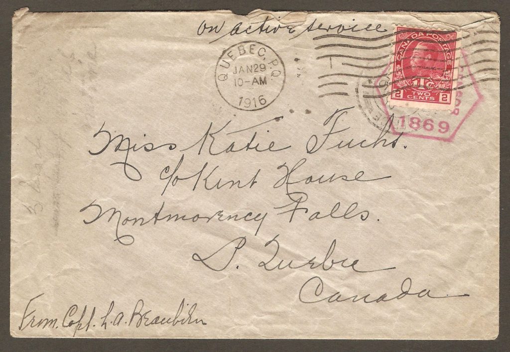 Enveloppe adressée à Miss Katie Fuchs, aux soins de l'hôtel Kent House. Elle a été postée, en 1916, le capitaine L. A. Beaubien, par un officier canadien, en service en Angleterre. C'était au cours de la Première Guerre mondiale. De plus, détail intéressant, l'enveloppe porte un cachet de censure, par-dessus lequel un timbre de taxe de guerre a été ajouté.