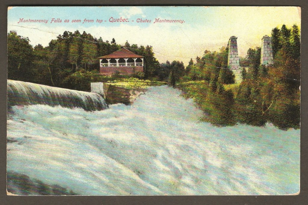 Carte postale colorée datant d'autour de 1908 et produite par la Illustrated Postcard Co. On y voit notamment un pavillon ainsi que les piliers du pont effondré, se trouvant sur la rive est de la rivière Montmorency.