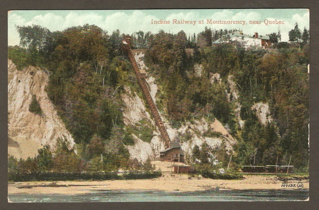 Carte postale colorée datant d'autour de 1908, éditée par The Valentine & Sons Publishing Co. Ltd. Elle présente une vue éloignée du funiculaire, à la chute Montmorency.