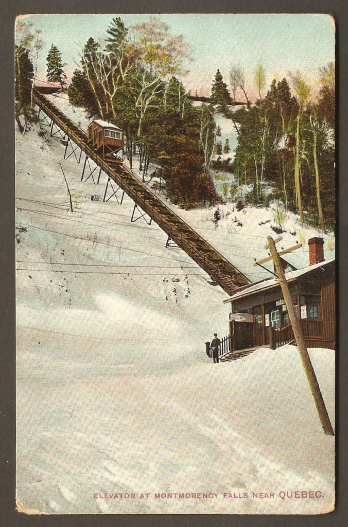 Vue rapprochée du funiculaire de la chute Montmorency sur une carte postale colorée de la Montreal Import Co. datant d'autour de 1908.