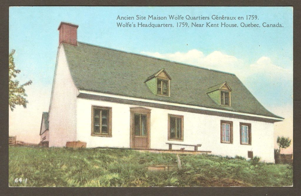 Carte postale en couleurs datant de 1940 approximativement. La façade sud de la «maison Wolfe» y est illustrée.
