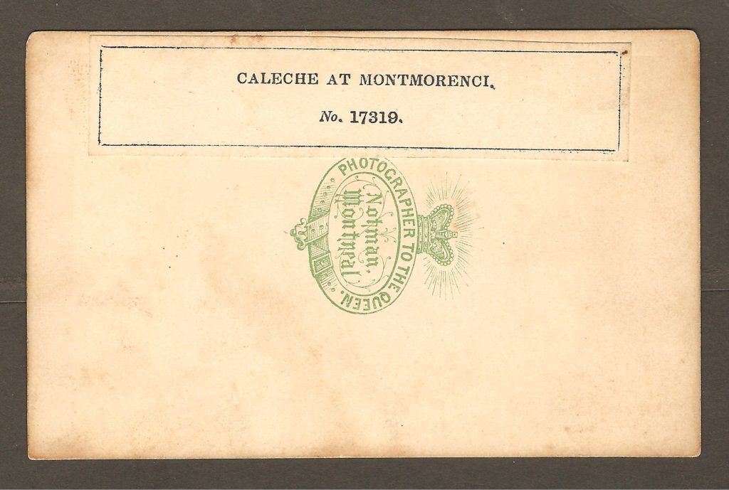 Inscription « Caleche at Montmorency » à l'endos de la CDV. On y voit également un tampon vert du photographe Notman avec la mention « Photographer to the Queen » en demi-cercle.