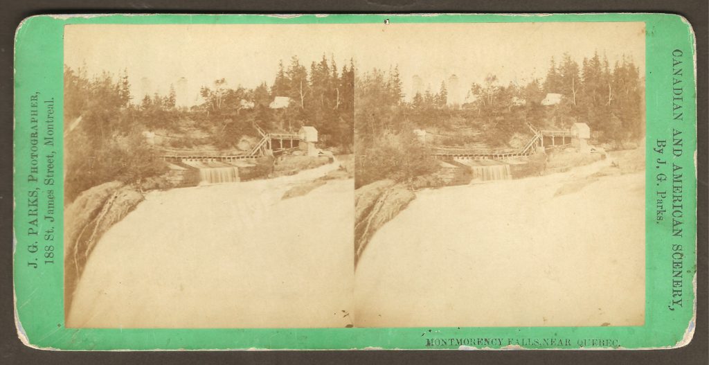 Stéréogramme de J. G. Parks « Montmorency Falls near Quebec ». On y voit le haut de la chute Montmorency, côté ouest. On note la présence de petits bâtiments, d'escaliers ainsi que d'une promenade.