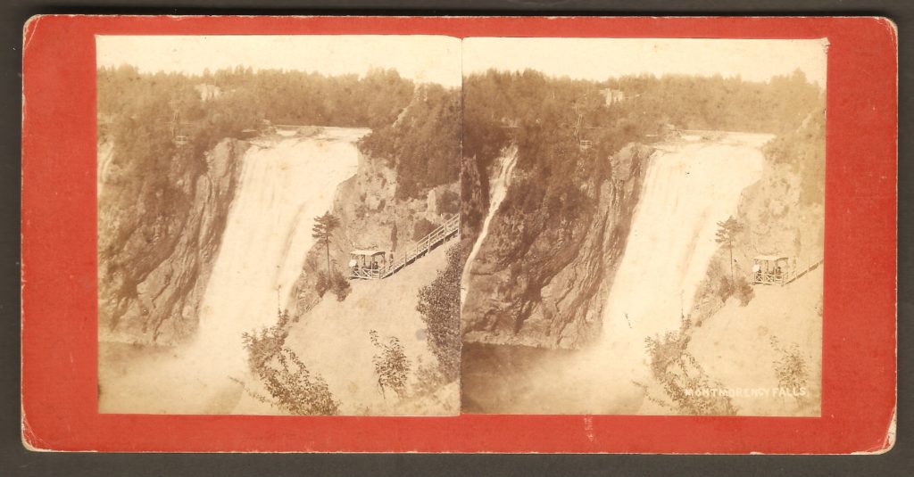 Stéréogramme de L. P. Vallée, présentant des photos prises du haut de la falaise, côté est. On y voit un poste d'observation et un escalier du même côté ainsi qu'un autre observatoire, paraissant tout petit, en face. Une note manuscrite au verso indique que c'était en août 1883.