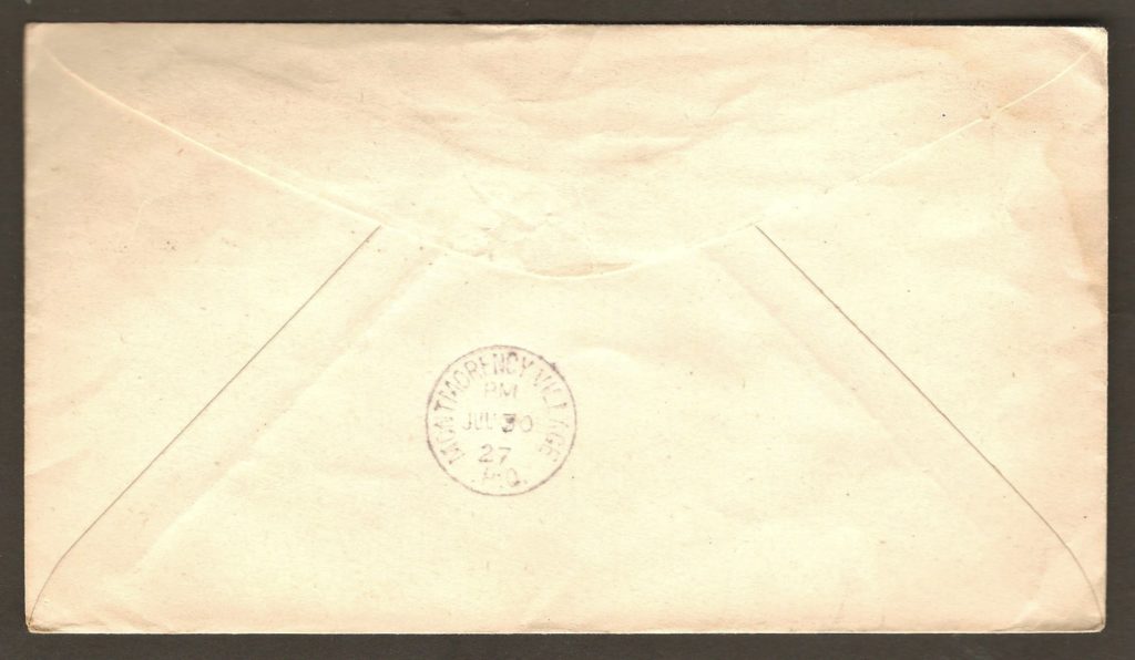 Une lettre adressée à M. Arthur Déchêne, à Saint-Grégoire (Montmorency) Village. Il s'agit d'une enveloppe préaffranchie (entier postal) de Postes Canada. Elle a été expédiée le 30 juillet 1927 à partir de St-Roch-de-Québec. Elle a été également reçue le même jour comme l'indique le cachet d'arrivée appliqué au verso. Par ailleurs, détail à noter : le centre du marteau d'oblitération de Saint-Roch (portant la date) a été placé à l'envers.