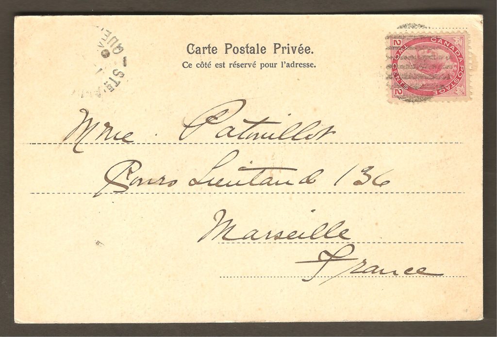 Une carte postale à dos non-divisé produite par la Montreal Import Co., illustrée d'une belle photographie de la chute Montmorency. Elle semble avoir été postée de Sainte-Anne-de-Beaupré, en 1902, selon le cachet postal (incomplet). Elle a par ailleurs été adressée à destination de Marseille.