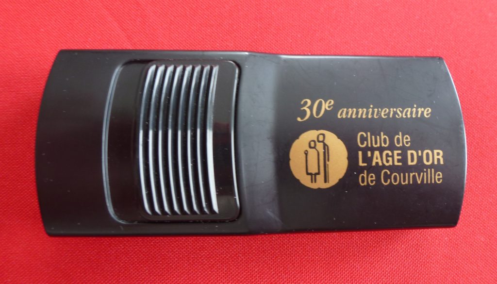 Lampe de poche souvenir distribuée vers l'an 2000 pour célébrer le 30e anniversaire du Club de l'Âge d'or de Courville.