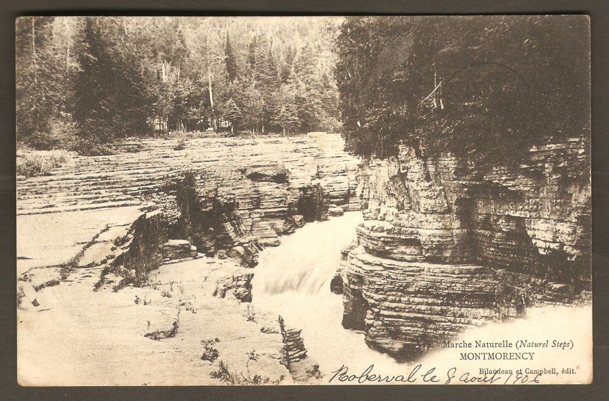Carte postale de Bilaudeau et Campbell, datant de 1906 et montrant une section des marches naturelles, en amont de la chute Montmorency.
