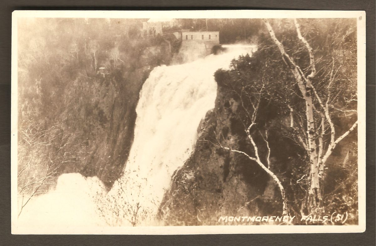 Carte postale de type « photo réelle » montrant la chute Montmorency à partir du haut de la falaise, côté est.