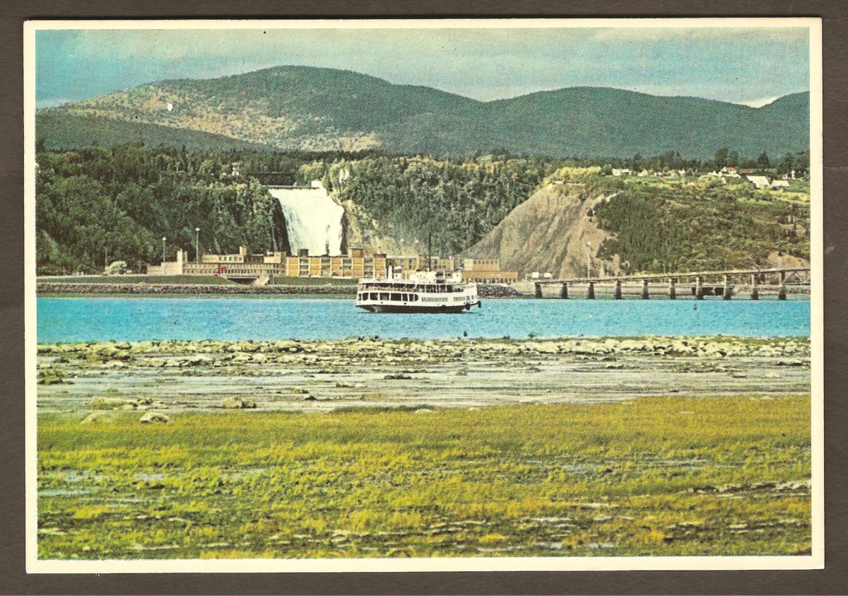 Carte postale des années 1980 montrant la Dominion Textile, derrière le navire de (courtes) croisières Louis Jolliet et devant la chute Montmorency.