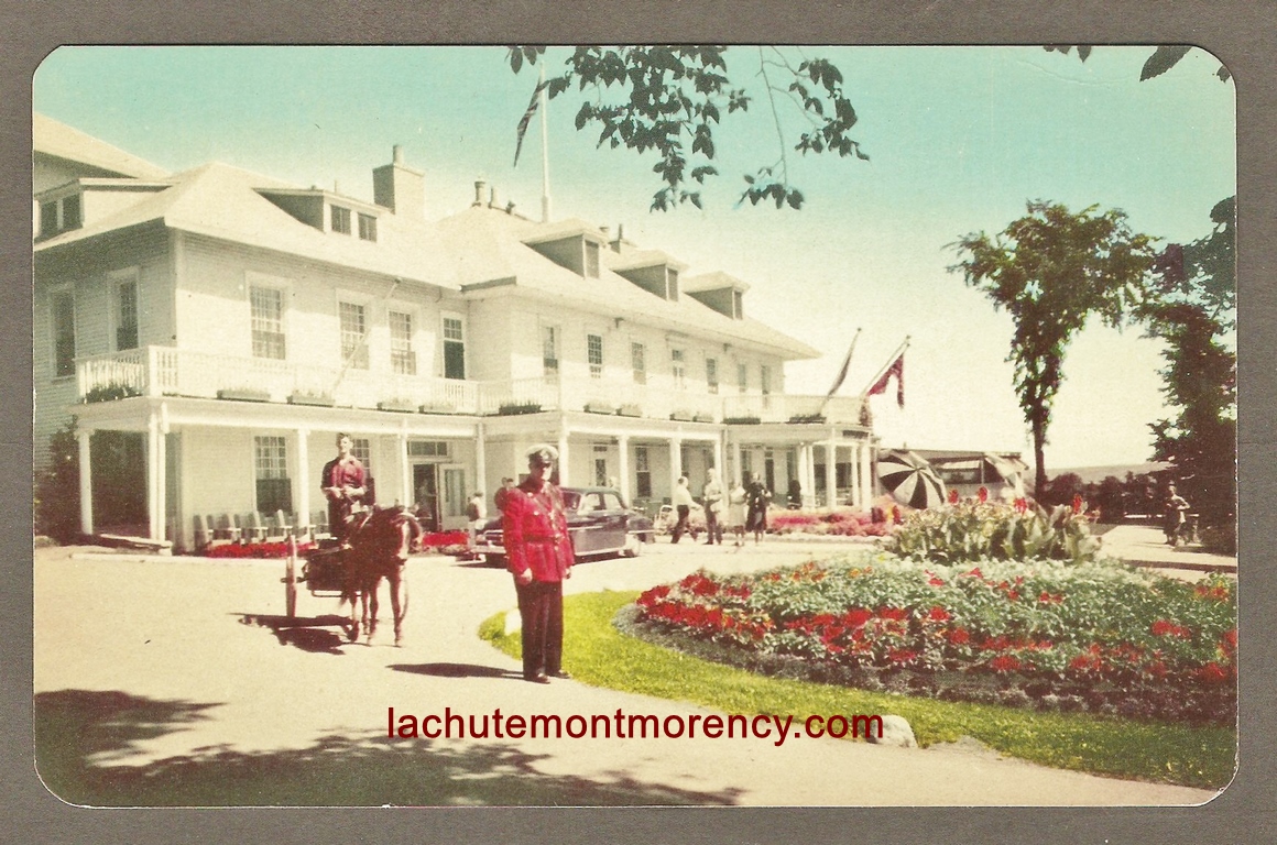 Site de la chute Montmorency. Carte postale datant de 1950 environ. On y voit une voiturette tirée par un poney devant l'hôtel Kent House. C'est assez inusité puisque ces voiturettes pour touristes étaient la plupart du temps attelées à des chiens. Par ailleurs, un policier en veston d'uniforme rouge pose sur la photo.