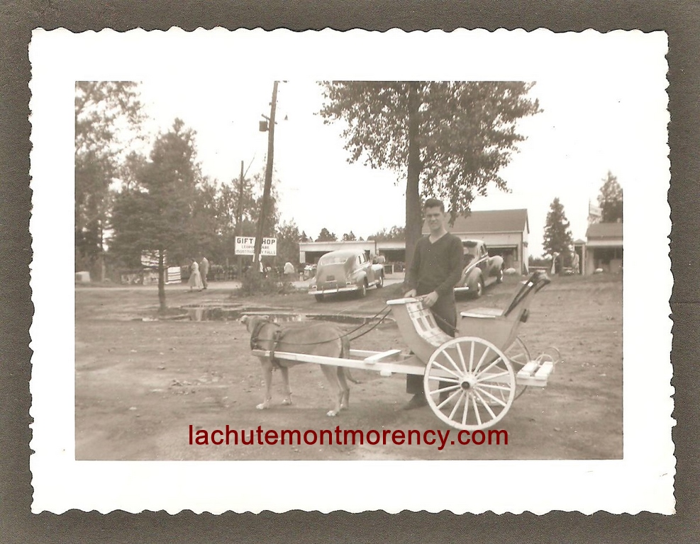 Photographie de petit format datant des années 1940. Un homme et sa voiturette se trouvent sur le terrain où allait être construite plus tard la taverne du Kent.